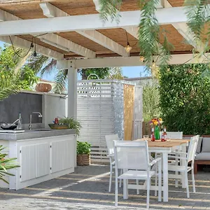 Apartment La Casa Degli Ulivi In Con Patio, Quartu SantʼElena